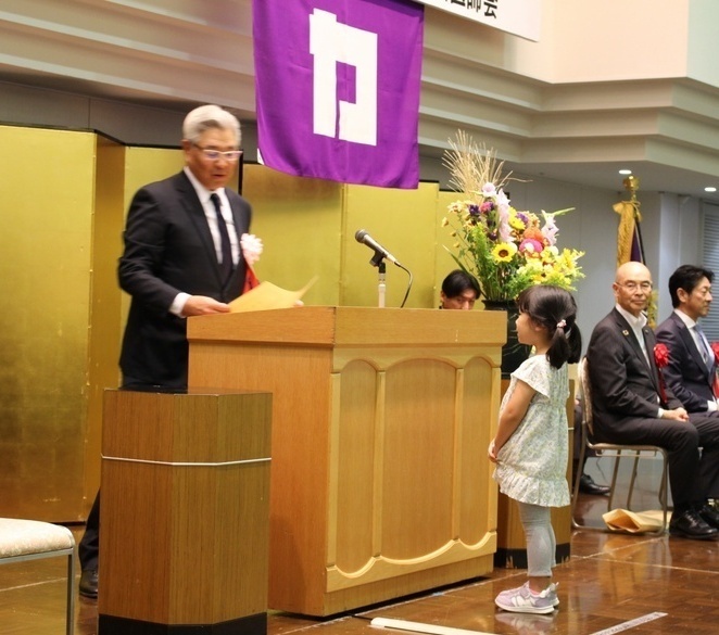 幼稚園児表彰状授与写真