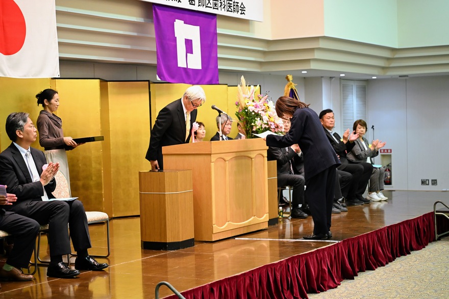 保護者代表者表彰状授与写真