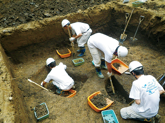 遺跡の発掘作業を行っている写真