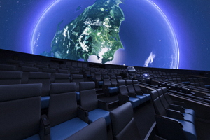 写真：プラネタリウムの座席とスクリーンに投影された映像
