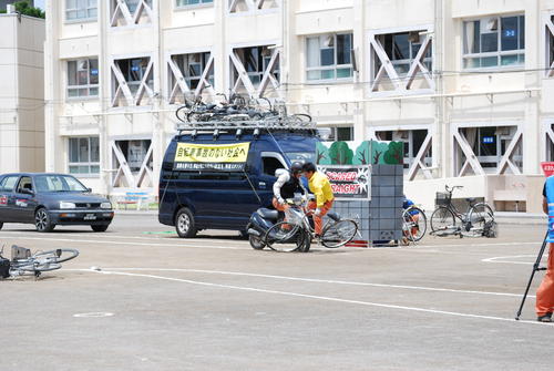 飛び出し自転車がオートバイと衝突する場面