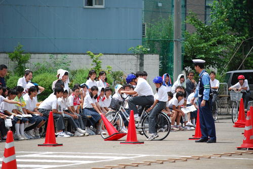 生徒による自転車の危険な乗り方体験