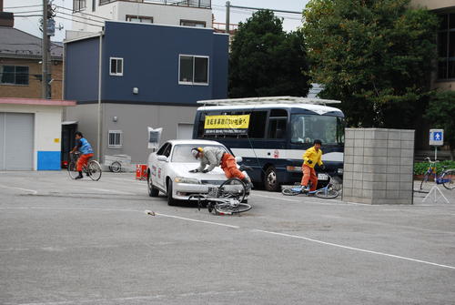 自転車と自動車が衝突する場面