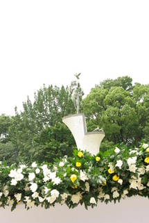 「非核平和のつどい」で献花を行った時の非核平和祈念塔の画像