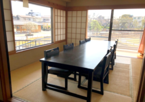 椅子席の様子の写真(しょうぶ、あやめの部屋の写真です)