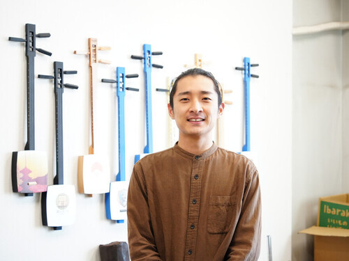 写真:制作作業をする西村さん