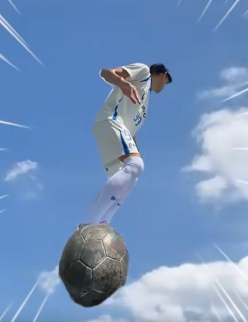 動画サムネイル ボールに乗って空を飛ぶ