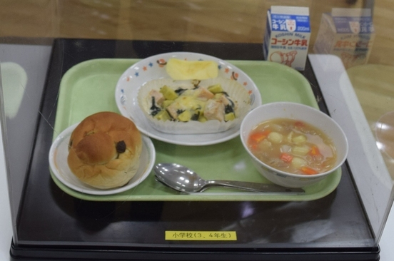 小学校の給食実物展示