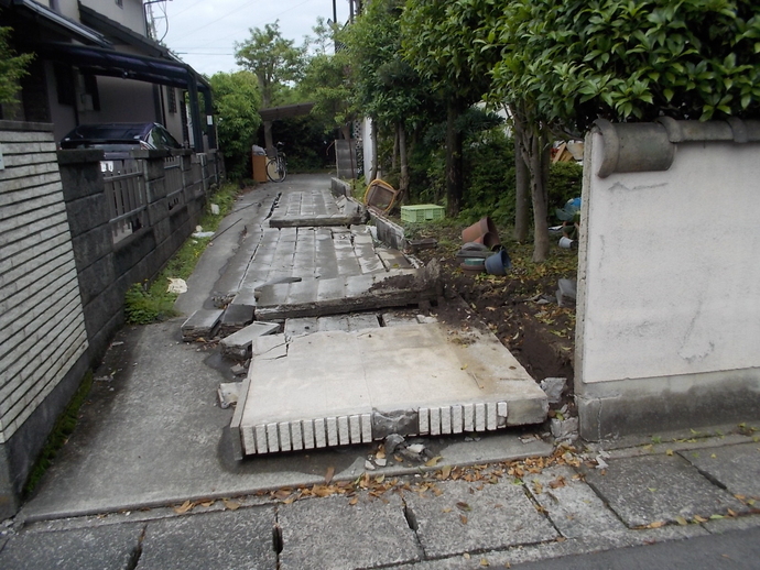 熊本地震で倒壊したブロック塀 