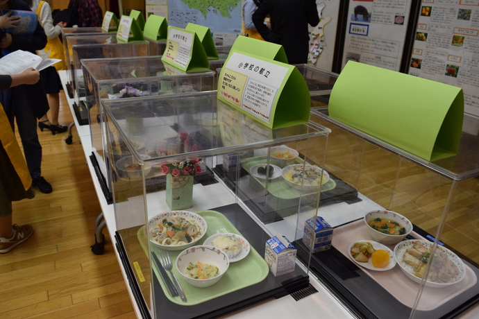 中学校の給食実物展示