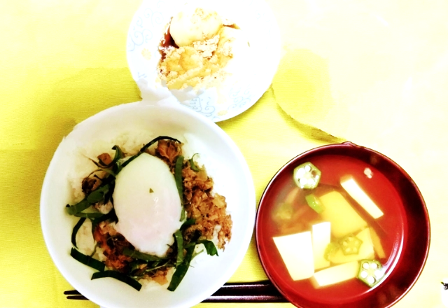 鯖月見丼等