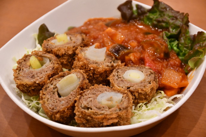 ネギ入りメンチかつしかく丼