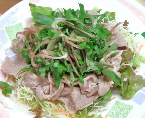 写真は「豚しゃぶ 香味野菜ソース」