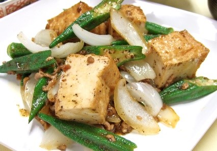 写真は「オクラと厚揚げのカレー炒め」