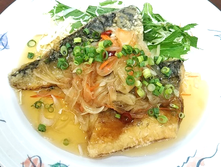 写真は「揚げ鯖の玉ねぎマリネ」