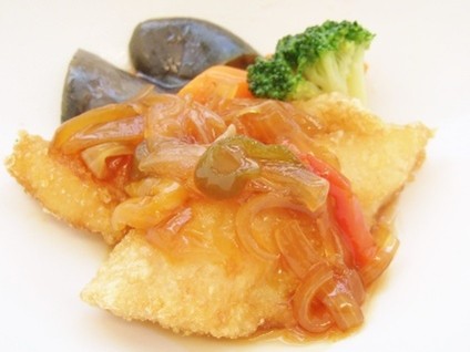 写真は「白身魚の衣揚げ　野菜甘酢あんかけ」