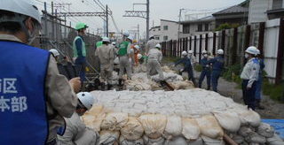 線路上での積み土のう状況