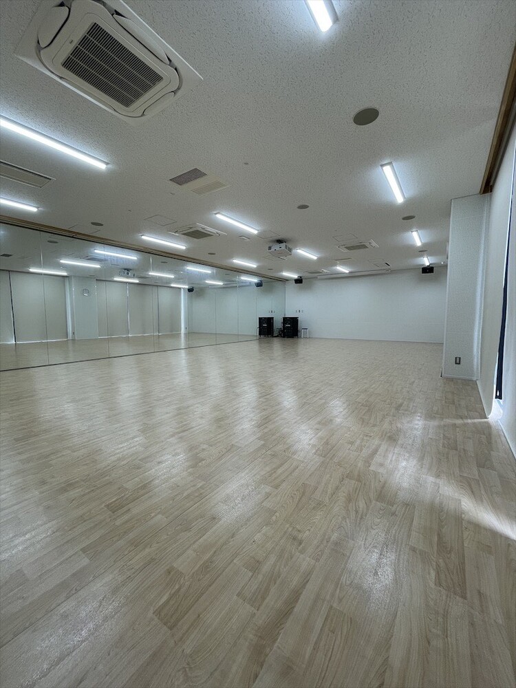 スタジオは壁の一面がガラス張りとなっており、ダンスや体操等をするのに適しております。プロジェクターも備え付けております。