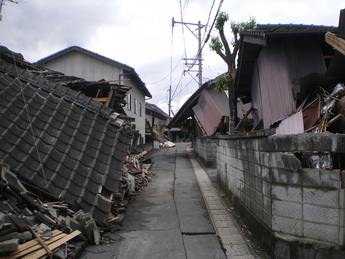 熊本地震で倒壊した建物（撮影：派遣職員）