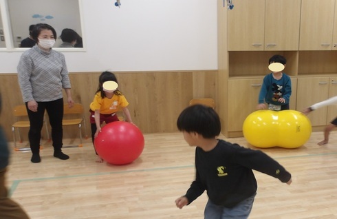 部屋の中でボール遊びをしている2時間支援クラスの子ども達