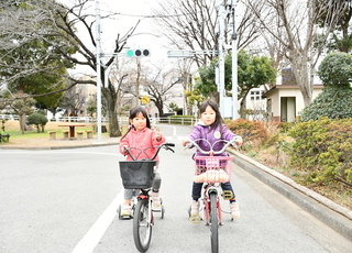 上千葉砂原公園で自転車に乗る女の子