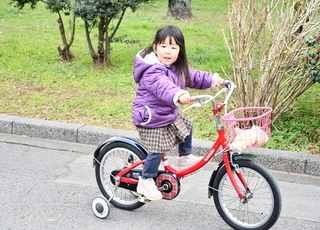 自転車に乗る女の子