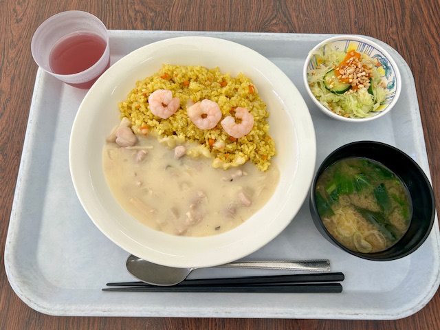 カレーピラフのクリームソース掛け