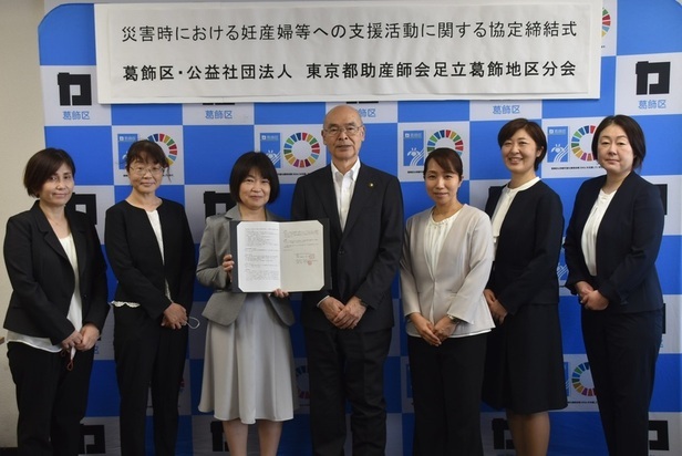 協定締結後の記念撮影