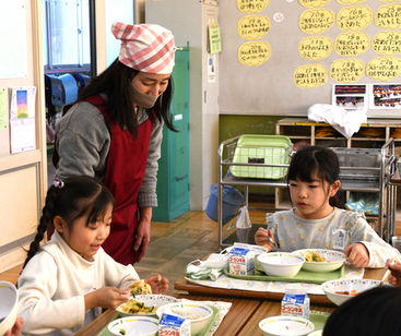 栄養士さんが子どもと会話する写真