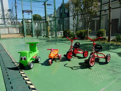 日当たりの良いお庭では三輪車などで遊べます