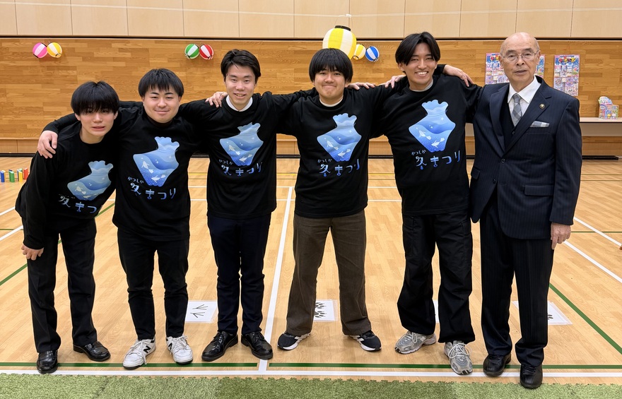 区長と若者未来会議メンバーが肩を組んでいる様子