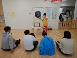  おはなしあーやの読み聞かせタイムの写真