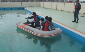 防災訓練でボートに乗っている写真