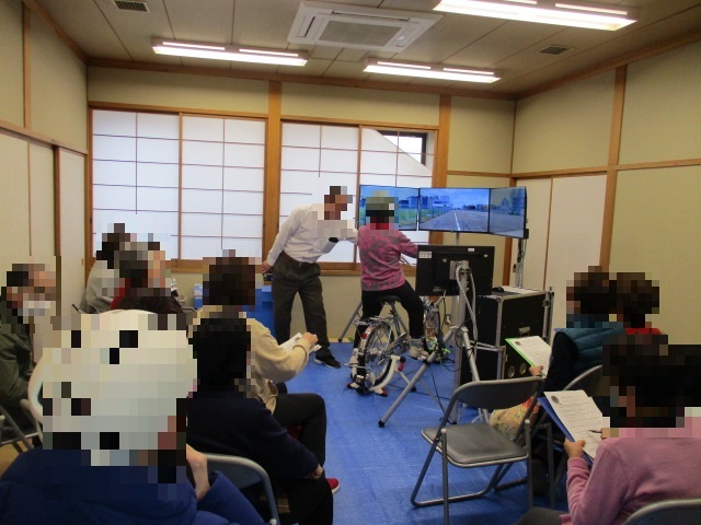 高齢者向け自転車交通安全教室（シミュレータ写真）