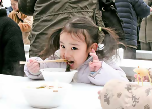 亀有千人鍋を食べる来場者