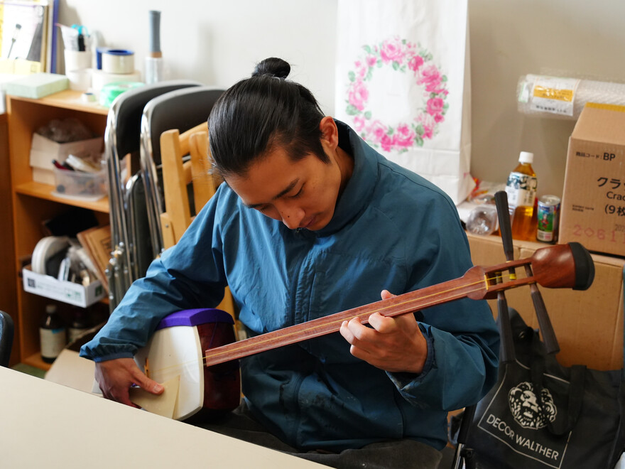 三味線を弾く西村さん