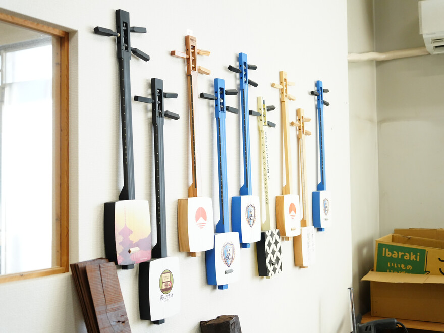 写真：壁に掛けられた色彩豊かな三味線