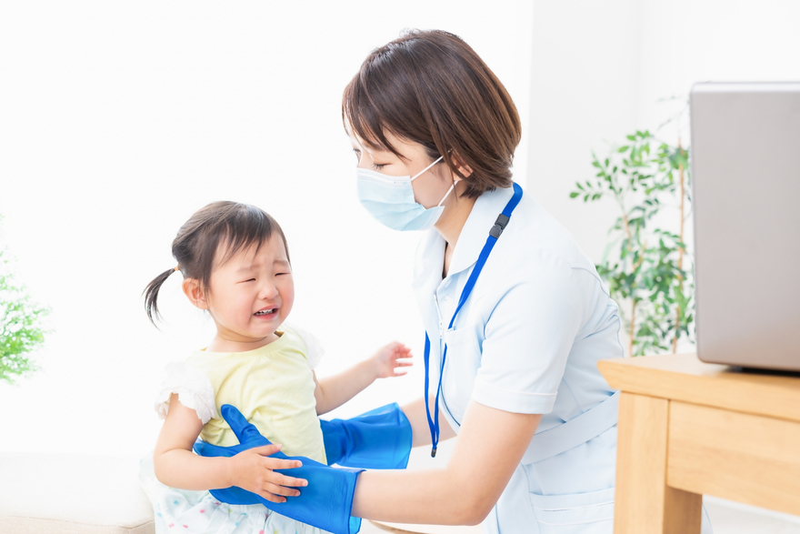 写真：検診を受けるお子さん