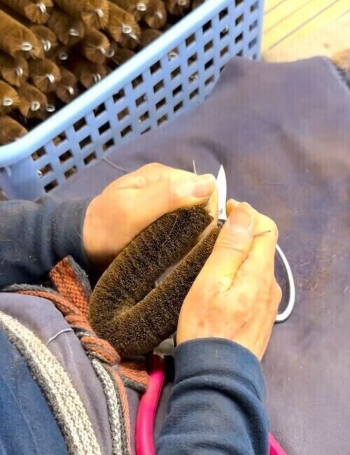 写真：たわしを作る作業風景