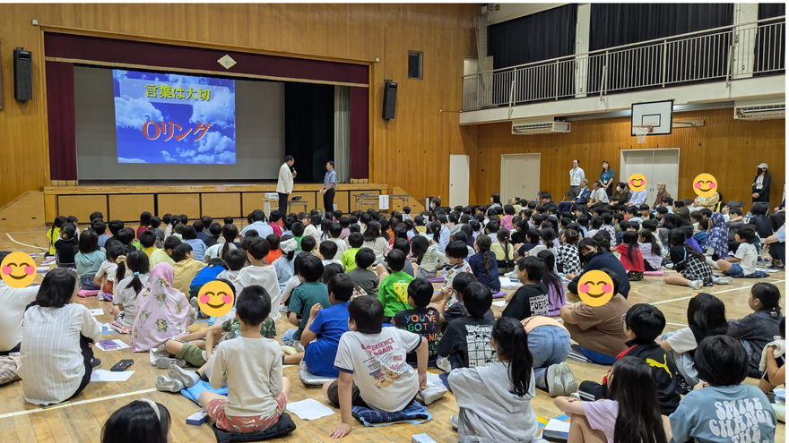 講演を聞いている子どもたちの後ろ姿の写真。