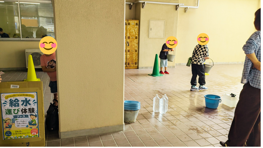 給水運び体験の写真。