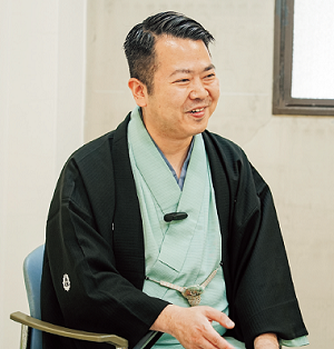インタビューに答える仁馬さん