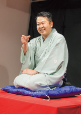 高座に上がっている仁馬さん